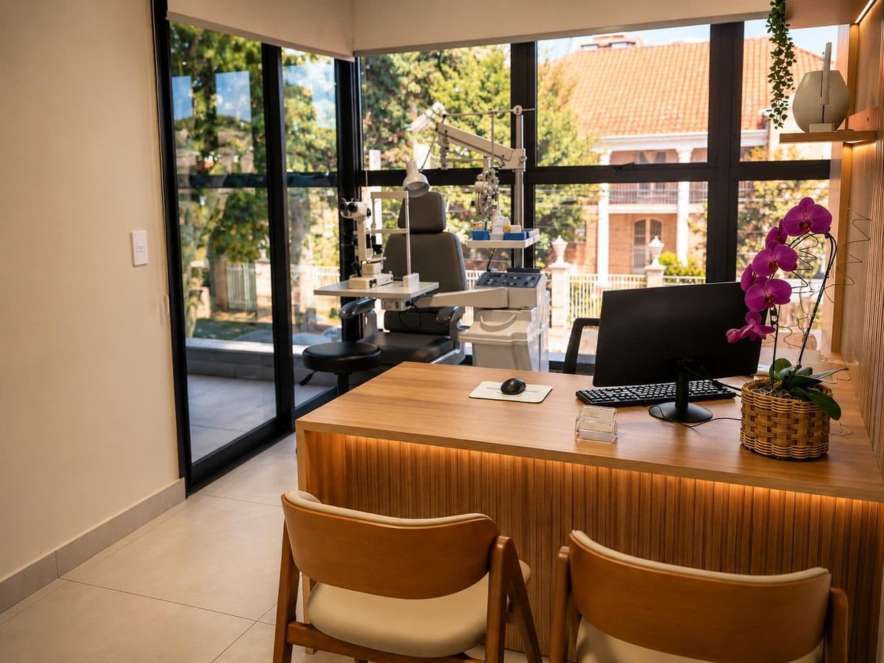 Consultório oftalmológico da Nova Campinas em Campinas com equipamento de exame e mesa de atendimento